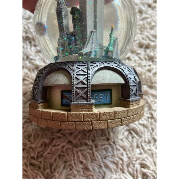 Vintage Bloomingdale's NYC Pre 9/11 Twin Towers Musical/Revolving Snow Globe - Picture 7 of 11